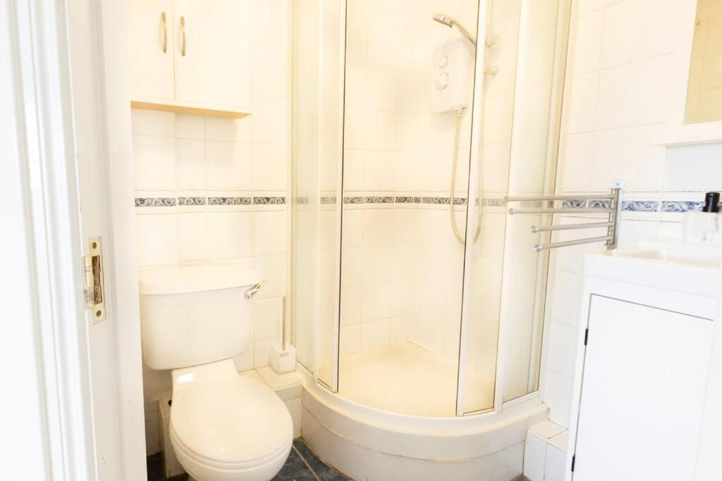Stunning Views And City Side-Belfast City-2 Bedroom-5 Guests-Wifi & Parking Exterior photo