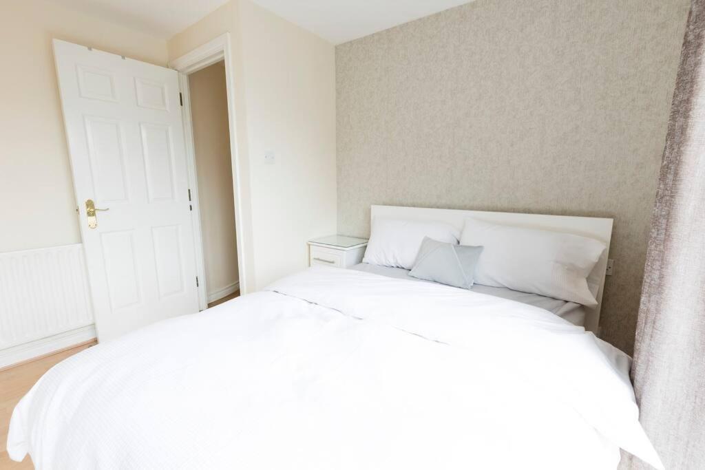 Stunning Views And City Side-Belfast City-2 Bedroom-5 Guests-Wifi & Parking Exterior photo