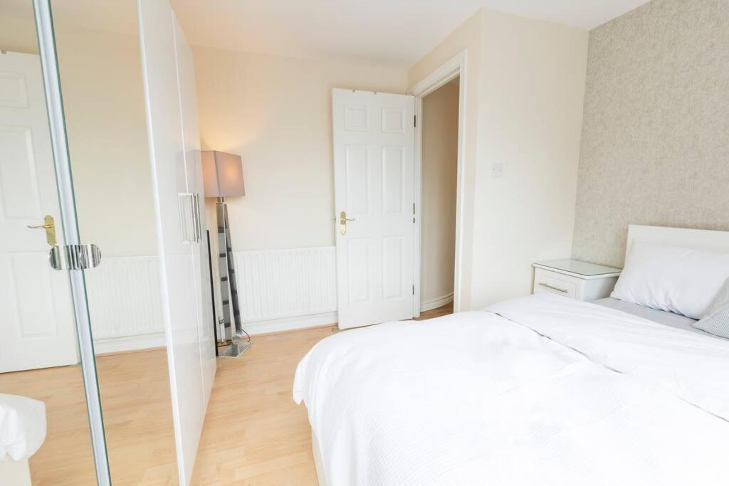 Stunning Views And City Side-Belfast City-2 Bedroom-5 Guests-Wifi & Parking Exterior photo